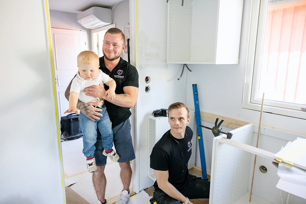 Timmie och en av våra VVS-montörer i köket mitt under renoveringen